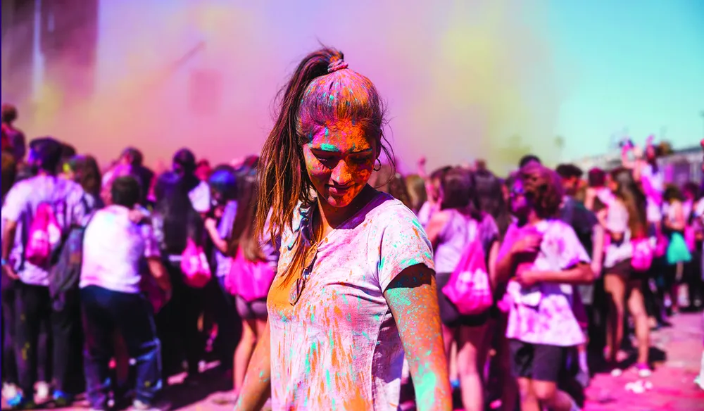 Lễ hội Holi, mọi người tham gia lễ hội sẽ ném bột màu vào nhau. Lễ hội Holi, mọi người tham gia lễ hội sẽ ném bột màu vào nhau.