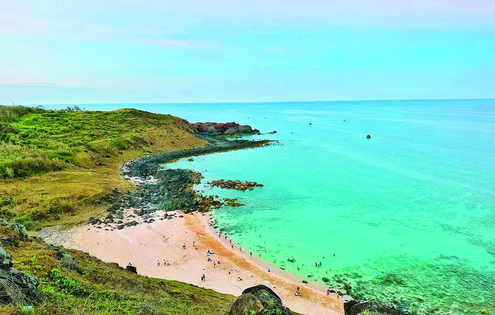 Một góc trên đảo Phú Quý. Một góc trên đảo Phú Quý.