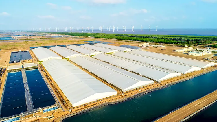 Nhà màng nuôi tôm Việt – Úc đã lựa chọn giải pháp chuồng trại LYSAGHT® AGRISHED™ với vật liệu cao cấp tích hợp công nghệ ACTIVATE™ cho khả năng chống ăn mòn từ môi trường nước mặn và thách thức từ môi trường tự nhiên, đem lại độ bền vượt trội cho nhà màng Nhà màng nuôi tôm Việt – Úc đã lựa chọn giải pháp chuồng trại LYSAGHT® AGRISHED™ với vật liệu cao cấp tích hợp công nghệ ACTIVATE™ cho khả năng chống ăn mòn từ môi trường nước mặn và thách thức từ môi trường tự nhiên, đem lại độ bền vượt trội cho nhà màng
