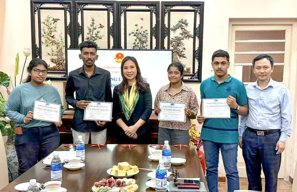 Bà Trịnh Thị Tâm - Đại sứ Việt Nam tại Sri Lanka trao học bổng toàn phần của Trường Đại học Cửu Long cho sinh viên Sri Lanka. 1 Bà Trịnh Thị Tâm- Đại sứ Việt Nam tại Sri Lanka trao học bổng toàn phần của Trường Đại học Cửu Long cho sinh viên Sri Lanka.jpg