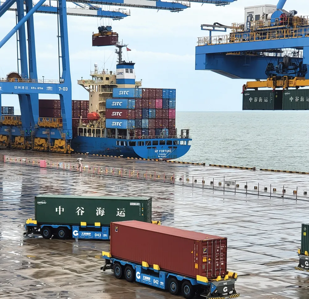 Xe vận chuyển container tự động tại cảng Khâm Châu. 20250806_173051.jpg