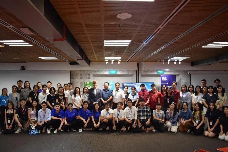 Sinh viên Đại học Trà Vinh chụp ảnh lưu niệm với các đại biểu tại Tòa nhà Xanh Liên Hợp Quốc (Hà Nội). 52d5a51c33b3bbede2a2.jpg