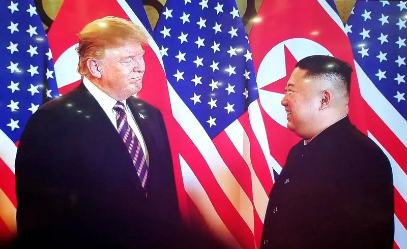Tổng thống Donald Trump và Chủ tịch Kim Jong-un bắt tay tại Hà Nội ảnh 4 Tổng thống Donald Trump và Chủ tịch Kim Jong-un bắt tay tại Hà Nội ảnh 4
