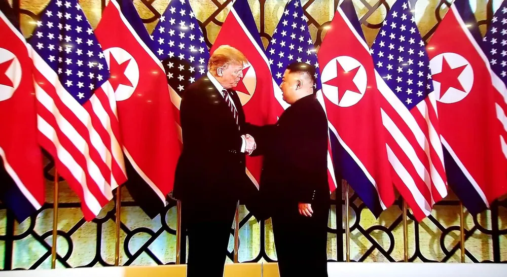 Tổng thống Donald Trump và Chủ tịch Kim Jong-un bắt tay tại Hà Nội ảnh 2 Tổng thống Donald Trump và Chủ tịch Kim Jong-un bắt tay tại Hà Nội ảnh 2