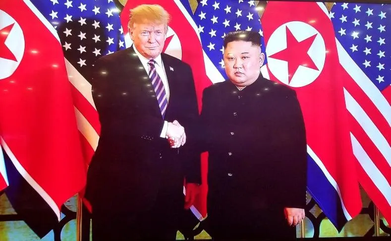 Tổng thống Donald Trump và Chủ tịch Kim Jong-un bắt tay tại Hà Nội ảnh 3 Tổng thống Donald Trump và Chủ tịch Kim Jong-un bắt tay tại Hà Nội ảnh 3