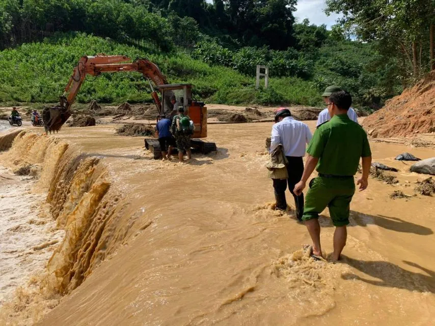 Thêm một vụ sạt lở vùi lấp 11 người tại Quảng Nam, 200 công nhân thủy điện bị cô lập ảnh 5 Thêm một vụ sạt lở vùi lấp 11 người tại Quảng Nam, 200 công nhân thủy điện bị cô lập ảnh 5