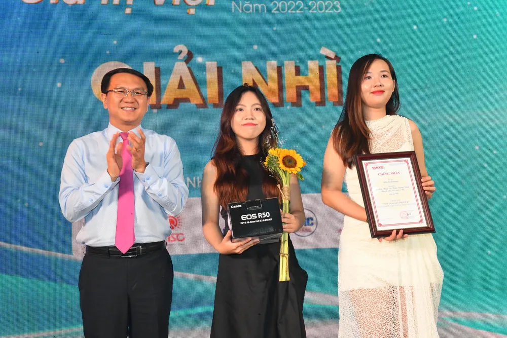 Các tác giả nhận giải Nhì hạng mục video clip. Ảnh: VIỆT DŨNG Các tác giả nhận giải Nhì hạng mục video clip. Ảnh: VIỆT DŨNG