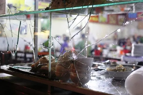 Ba đối tượng chém công an và bảo vệ dân phố ở quán cháo gà ra đầu thú ảnh 3 Ba đối tượng chém công an và bảo vệ dân phố ở quán cháo gà ra đầu thú ảnh 3