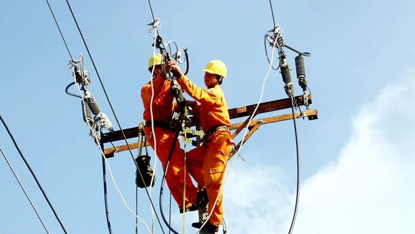 Công nhân ngành điện kiểm tra, bảo trì hệ thống điện nhằm bảo đảm việc cấp điện cho mùa khô