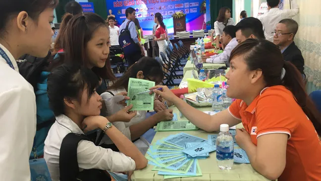 Sinh viên năm cuối Trường ĐH Lao động Xã hội cơ sở 2 TPHCM tìm hiểu thông tin tuyển dụng tại sàn giao dịch việc làm tổ chức tại trường