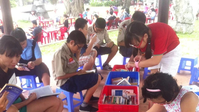 Thư viện di động tại Công viên Tao Đàn thu hút rất đông độc giả, nhất là các em nhỏ