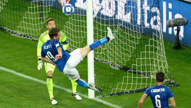 Andrea Belotti (9, Italia) bỏ lỡ cơ hội ghi bàn trước khung thành Liechtenstein.