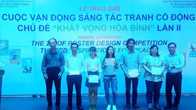 Trao giải 10 tác phẩm tranh cổ động Khát vọng hòa bình