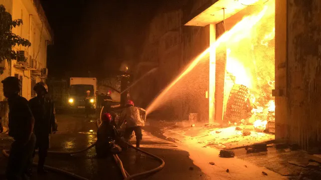 Cháy kinh hoàng tại kho chứa hàng gần Cảng Sài Gòn ở quận 4 ảnh 4