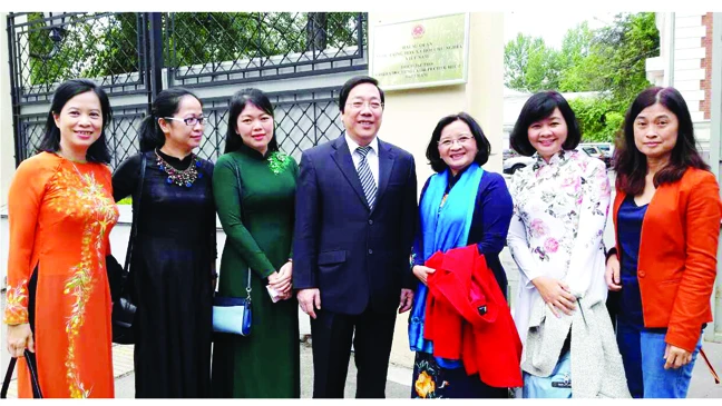 Đại sứ Nguyễn Thanh Sơn cùng đoàn cán bộ báo chí TPHCM tại Liên bang Nga. Ảnh: TÔ ĐÌNH TUÂN