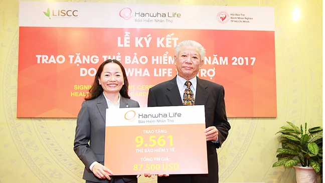 Bà Nguyễn Nhã Ngọc Trâm Anh, Phó Tổng giám đốc Điều hành Công ty TNHH Bảo hiểm Hanwha Life Việt Nam, tặng thẻ BHYT cho Hội Bảo trợ bệnh nhân nghèo TPHCM năm 2017