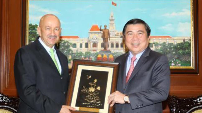 Đồng chí Nguyễn Thành Phong tặng quà ông Carlos Salinas de Gortari. Ảnh: Thanh Vũ