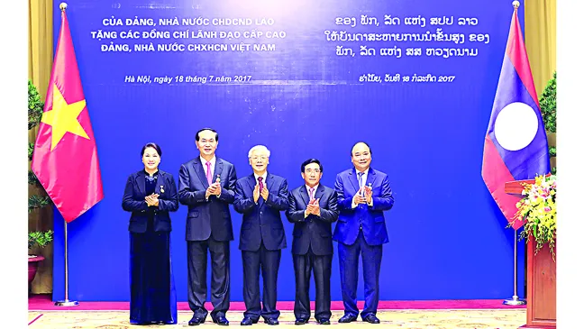 Chủ tịch nước Trần Đại Quang, Thủ tướng Chính phủ Nguyễn Xuân Phúc, Chủ tịch Quốc hội Nguyễn Thị Kim Ngân được trao tặng Huân chương Vàng Quốc gia của Đảng, Nhà nước Lào