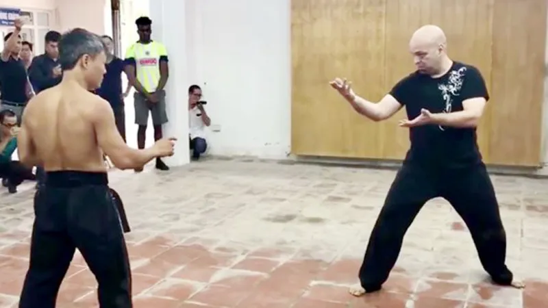 Võ sư Pierre Francois Flores đã liên tiếp có các trận đấu với một số võ sư trong nước