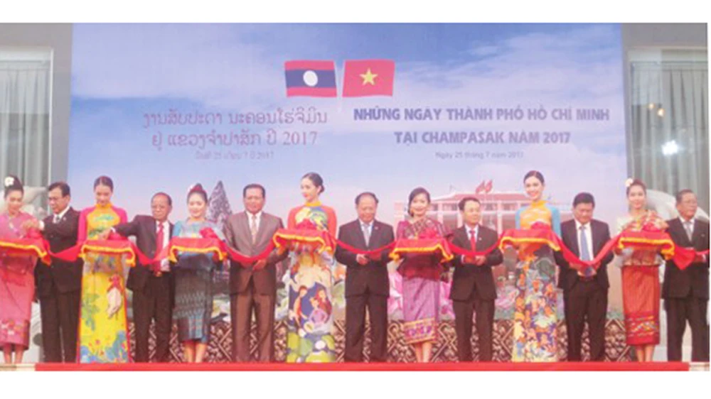 Lãnh đạo TPHCM và lãnh đạo tỉnh Champasak cắt băng khai mạc "Những ngày TPHCM tại Champasak 2017" 