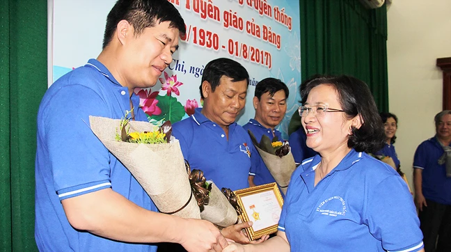 Đồng chí Thân Thị Thư chúc mừng các cán bộ tuyên giáo được nhận Kỷ niệm chương Vì sự nghiệp tuyên giáo của Đảng. Ảnh: HOÀI NAM