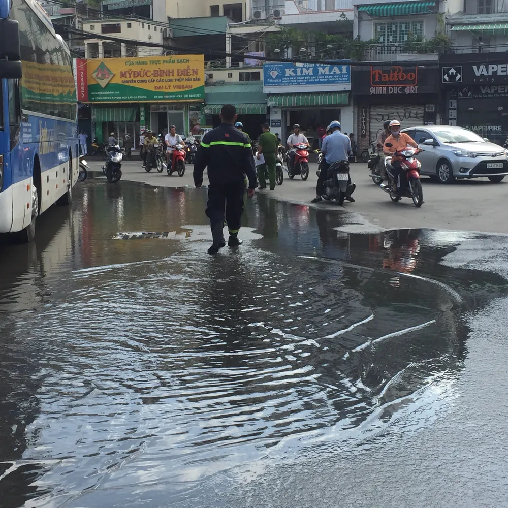 Xe khách đụng gãy trụ nước chữa lửa  ảnh 2