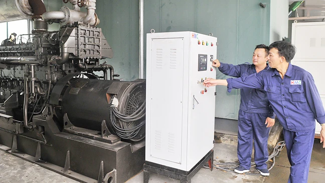 Vận hành máy phát dòng điện xanh từ khí chất thải công nghiệp xây dựng TPHCM xanh, thích ứng biến đổi khí hậu Ảnh: CAO THĂNG