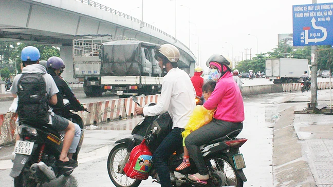 Người đi xe máy qua ngã tư Vũng Tàu không biết đi như thế nào 