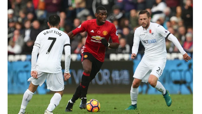 Paul Pogba (Man.United) đột phá giữa phòng tuyến Swansea.