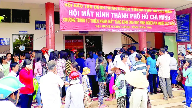 Đông đảo người dân ở huyện Chợ Lách, tỉnh Bến Tre chờ được khám mắt và cấp kính