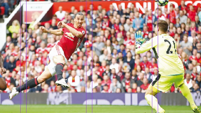 Ibrahimovic ghi bàn trong trận Man.United thắng Leicester 3-0.