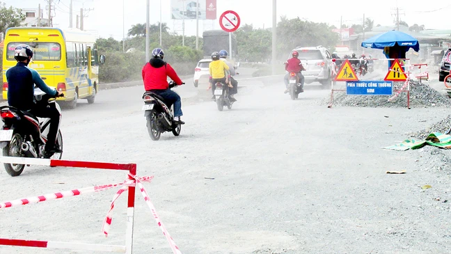 Đoạn quốc lộ 1, từ ngã tư Ga đến ngã tư Bình Phước, đồng loạt được đào bới để thi công, nhưng nhiều nơi không tuân thủ các biện pháp bảo đảm an toàn cho người và phương tiện lưu thông