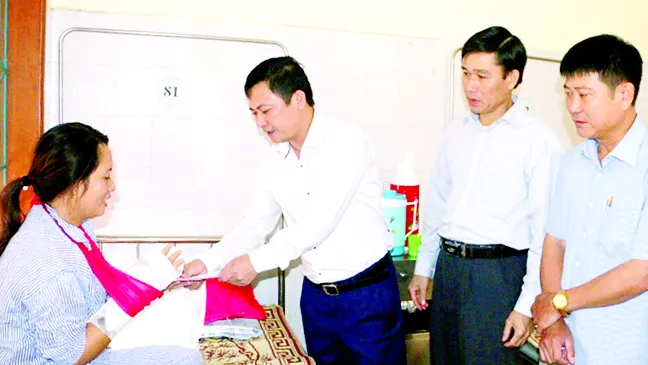 Lãnh đạo Sở Y tế Hà Tĩnh thăm hỏi chị Trần Thị Thanh Hải, Trạm phó Trạm Y tế xã Hương Long, huyện Hương Khê, tỉnh Hà Tĩnh bị chém