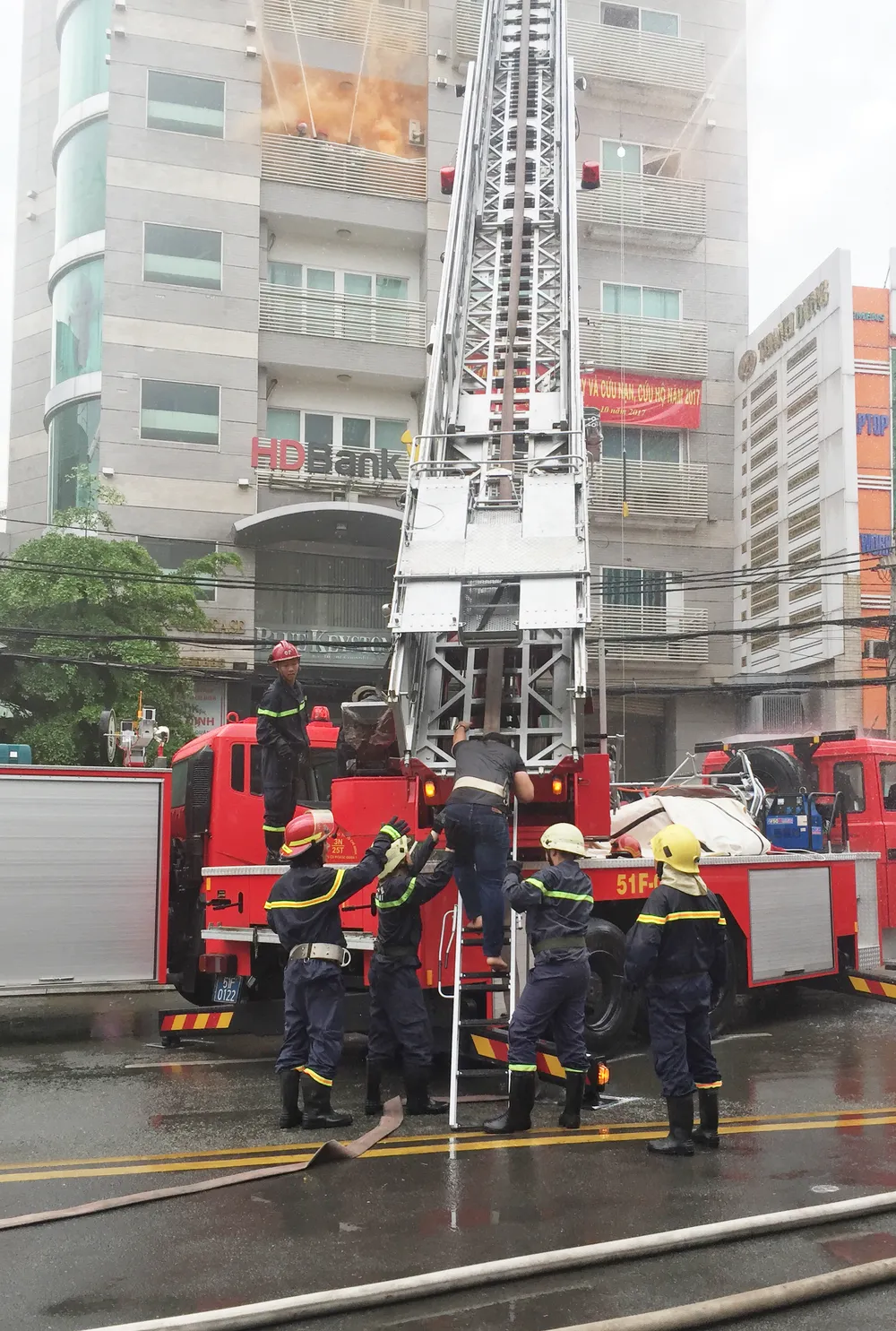 Quận 1: Diễn tập xử lý cháy nổ, tìm kiếm cứu nạn ảnh 1 Quận 1: Diễn tập xử lý cháy nổ, tìm kiếm cứu nạn ảnh 1