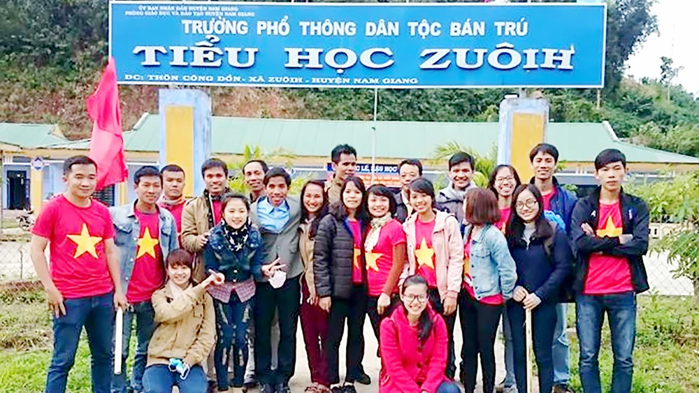 CLB thiện nguyện Tanpopo đến với học sinh nghèo Trường Phổ thông dân tộc bán trú Tiểu học ZuôiH