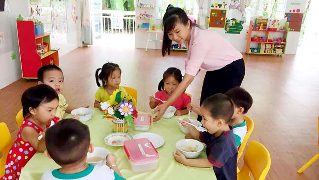 Cô và trò Trường Mầm non Họa Mi (huyện Nhà Bè) - đơn vị triển khai mô hình tiên tiến - trong một giờ ăn trưa