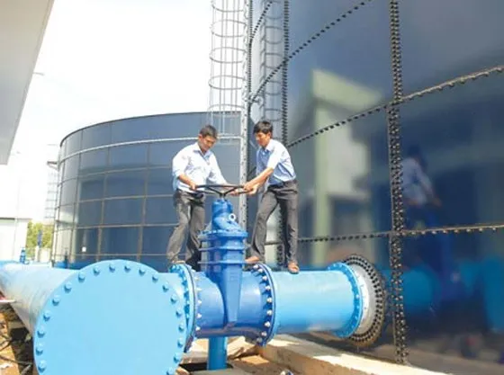 Nhân viên Sawaco kiểm tra hệ thống cấp nước. Ảnh: T.L