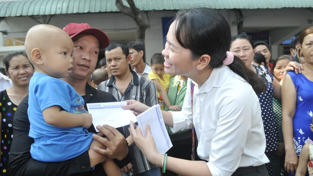 Đại diện Báo Sài Gòn Giải Phóng tặng quà tết cho bệnh nhi đang điều trị tại Bệnh viện Ung bướu TPHCM. Ảnh: CAO THĂNG