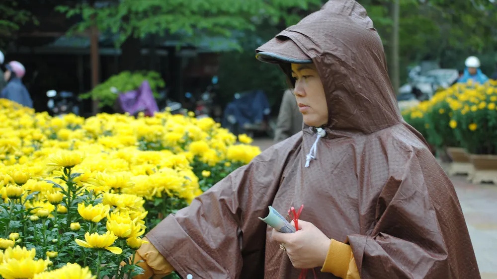 Người dân Cố Đô đội mưa đi chợ hoa Tết ảnh 4