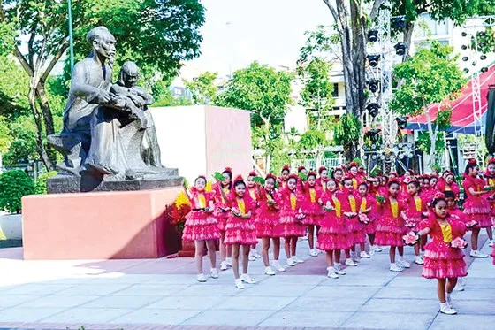 Tâm huyết với tượng đài ảnh 1 Tâm huyết với tượng đài ảnh 1