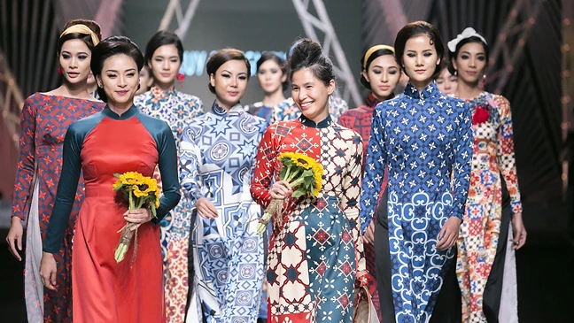  Trình diễn áo dài của nhà thiết kế Thủy Nguyễn tại Vietnam International Fashion Week Thu Đông 2017