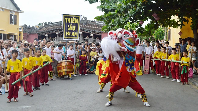 Múa thiên cẩu được Hội An đưa vào các lễ hội văn hóa như một sản phẩm phục vụ du lịch mới lạ