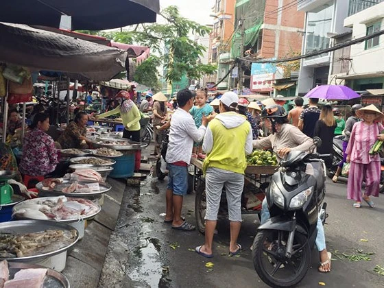 Khó kiểm soát thực phẩm ở chợ tự phát