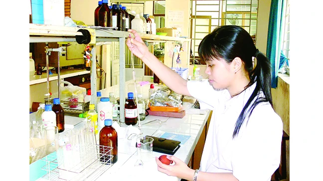 Sinh viên Trường Đại học Khoa học Tự nhiên (Đại học Quốc gia TPHCM) trong giờ thực hành Ảnh: THANH HÙNG