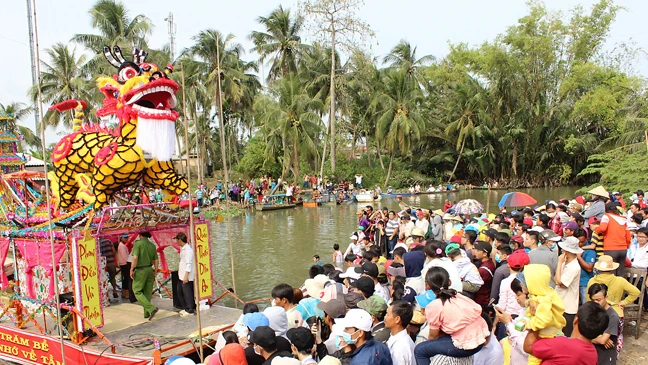 Người dân nghênh đón ghe đăng tại Lễ hội Làm Chay