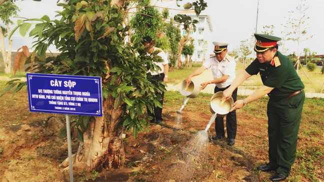 Trồng cây lưu niệm tại Bộ Tư lệnh Vùng 2 Hải quân. ​Ảnh: MINH THẮNG