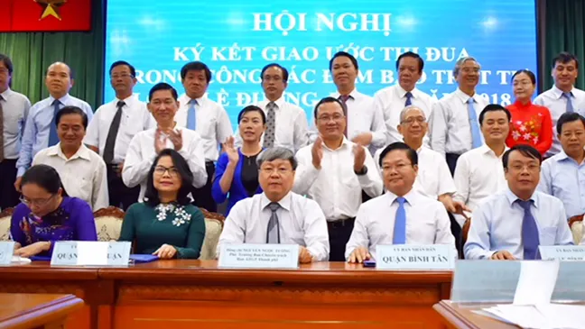 Lãnh đạo các quận - huyện ký cam kết thi đua giữ gìn trật tự lòng đường, vỉa hè năm 2018