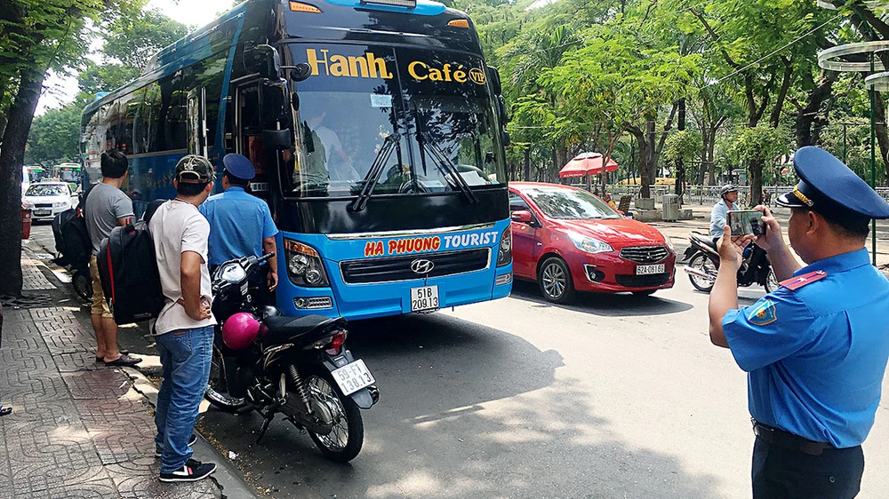 Thanh tra giao thông ghi hình xe khách vi phạm trên đường Phạm Ngũ Lão (quận 1) để xử lý