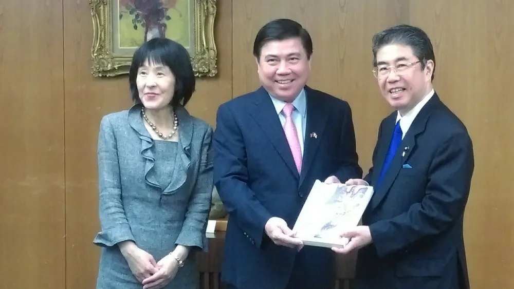Chủ tịch UBND TPHCM Nguyễn Thành Phong tặng quà lưu niệm cho lãnh đạo tỉnh Hokkaido