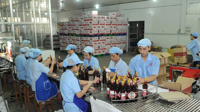 Sản xuất nước mắm cung ứng bình ổn thị trường tại Công ty nước mắm Liên Thành Ảnh: CAO THĂNG